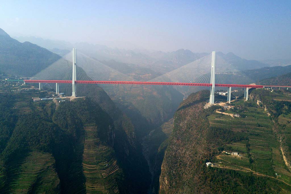 Esempio di configurazione a ventaglio modificato: Beipanjiang Duge Bridge (2016 – Liupanshui, Cina, luce tot: 1.340 m, campata max: 720 m)