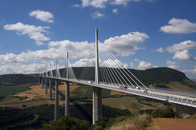 Esempio di ponte strallato con antenna centrale: Viadotto di Millau (2001-2004 – Millau, Francia, luce tot: 2.460 m, campata max: 342 m)