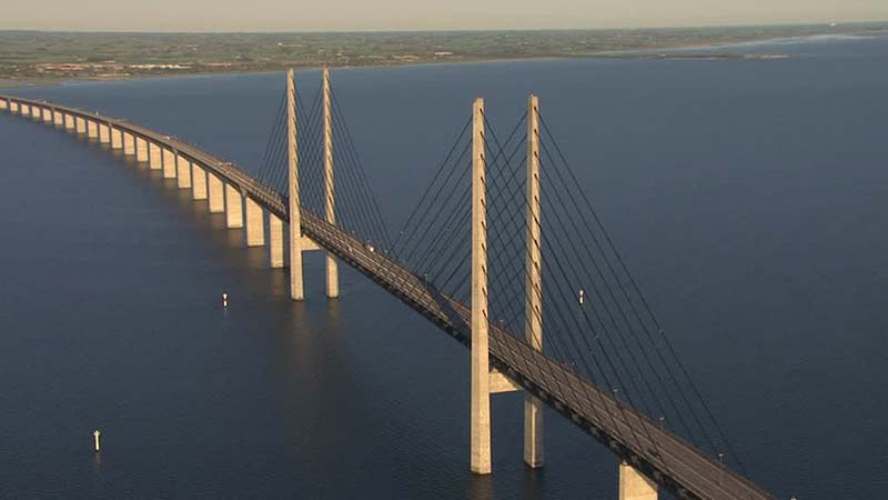 Esempio di configurazione ad arpa: Ponte di Øresund (1995-2000 – Dragør-Malmö, Danimarca-Svezia, luce tot: 15.900 m, campata max: 490 m)