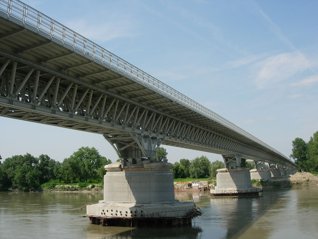 Esempio di ponte a travata reticolare continua su più appoggi: Ponte sul fiume Po – SS9 (2009-2010 – Piacenza, luce tot: 810 m, campata max: 76 m)