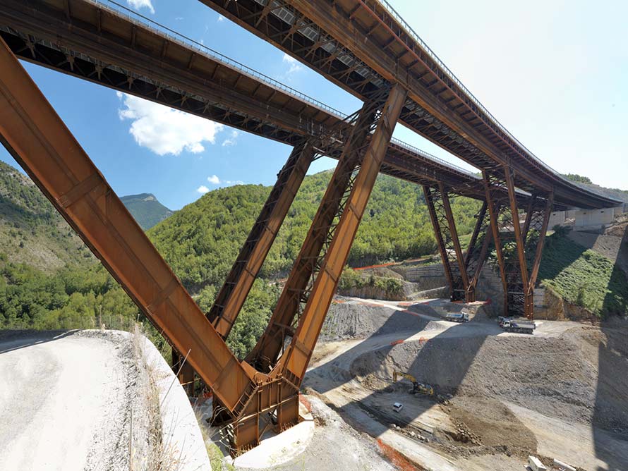 Esempio di viadotto a doppio cavalletto: Viadotto Caffaro (2011-2015 Lauria PZ, luce tot: 399 m, campata max: 139 m)