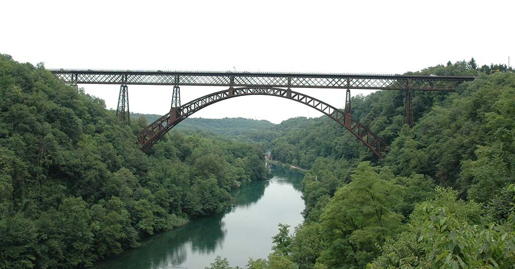 Esempio di ponte ad arco a via superiore: Ponte San Michele (1887-1889 – Paderno d’Adda, luce tot: 266 m, campata max: 150 m)