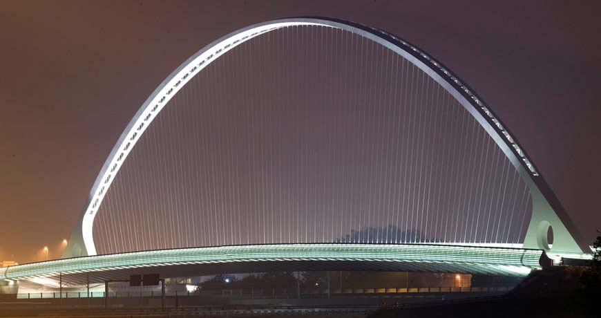 Esempio di ponte ad arco a via inferiore: Cavalcavia Autostrada A1 e TAV (2006 – Reggio Emilia, campata max: 221 m)