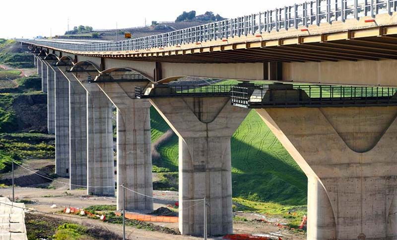 Esempio di viadotto a doppia travata continua su più appoggi: Viadotto Serra Cazzola (2009-2013 – Castrofilippo-Canicattì AG, luce tot: 980 m, campata max: 120 m