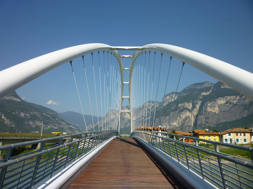 Ponte ciclopedonale San Michele all’Adige zincato e verniciato (2010 – San Michele all’Adige TN, campata max: 107 m)