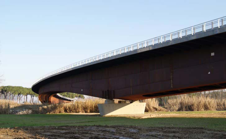 Esempio di ponte con impalcato a cassone monocellulare: Ponte sul fiume Arno (2009 – Pontedera PI, luce tot: 320 m, campata max: 160 m)