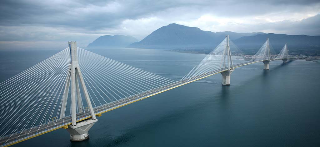 Esempio di ponte strallato con antenne a “λ”: Rion Antirion Bridge (1999-2004 – Golfo di Corinto, Grecia, luce tot: 2.883 m, campata max: 560 m)