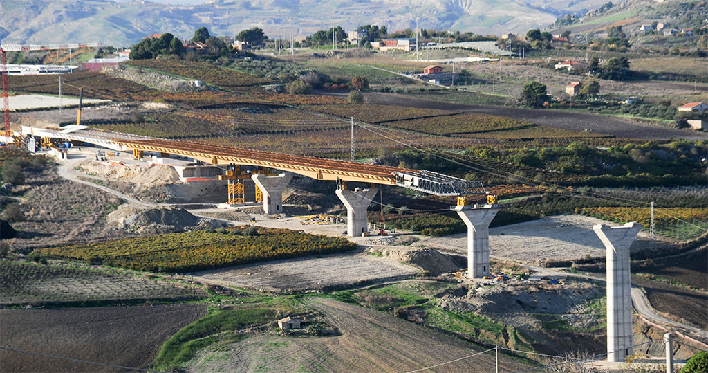 Viadotto Serra-Cazzola, fase di varo (2009-2013 – Castrofilippo-Canicattì AG, luce tot: 980 m, campata max: 120 m)