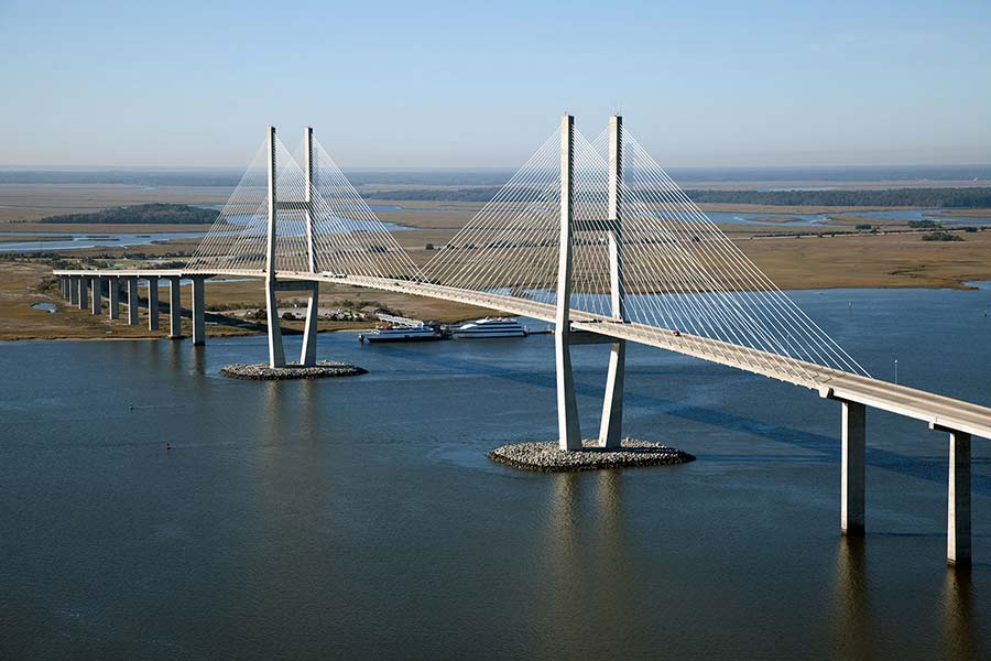 Esempio di ponte strallato con antenna ad “H”: Sidney Lanier Bridge (2003 – Brunswick, Georgia, USA, luce tot: 2.371 m, campata max: 381 m)