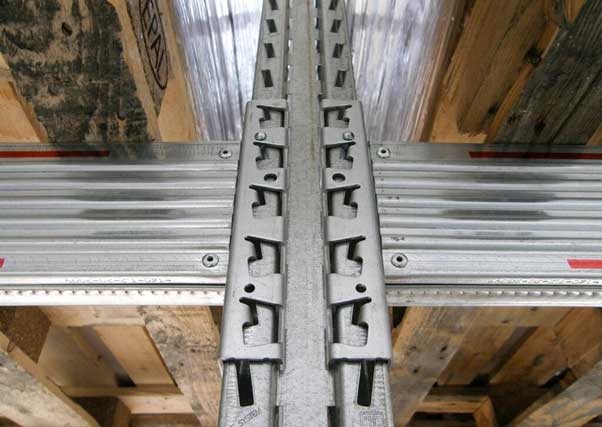 Esempio di connessione di elementi di una scaffalatura porta-pallets – Foto: Scaff System